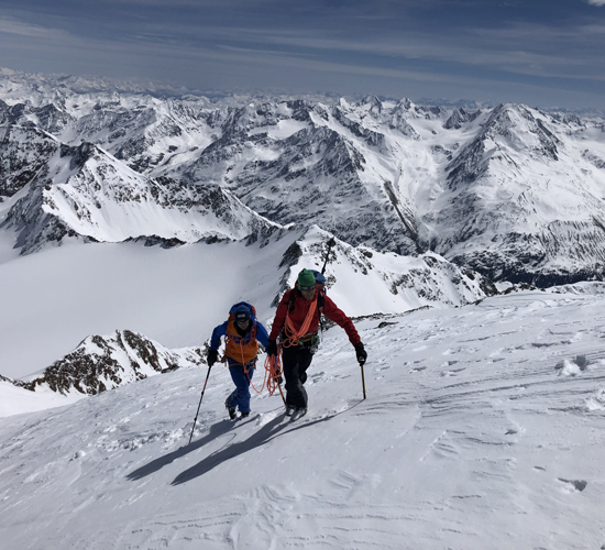 Max Lanzinger mit seinem Gast auf einer anspruchsvollen Tour im Winter