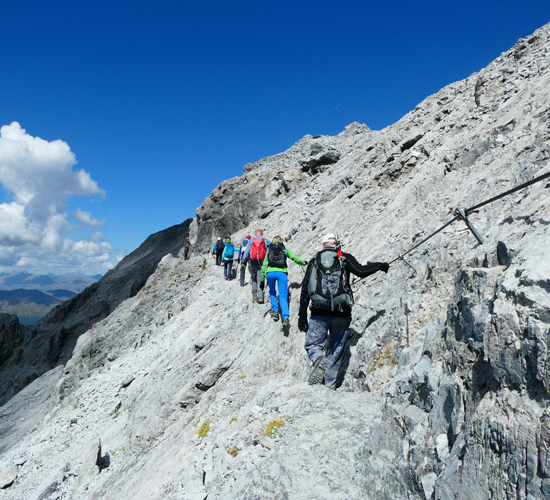 Bergführer Max Lanzinger aus Prags mit seinen Gästen am Klettersteig