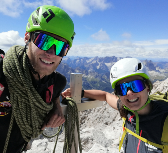 Das Team von Stay alpine Mirjam und Max am Gipfel des Monte Popena in den Dolomiten
