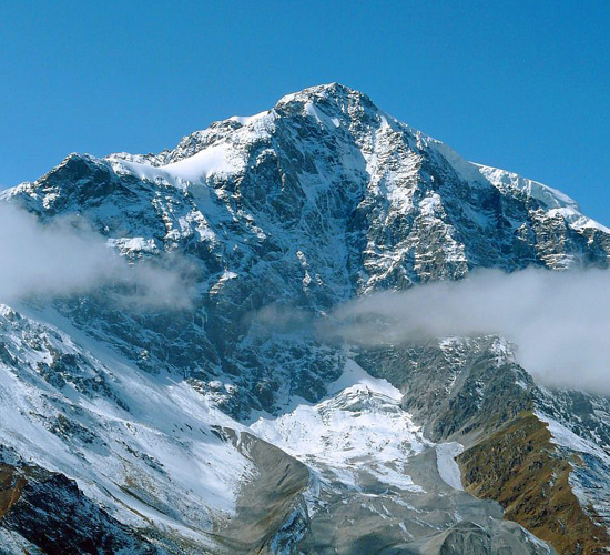Bergführer Max Lanzinger in Sulden am Ortler mit Blick auf den Hintergrat